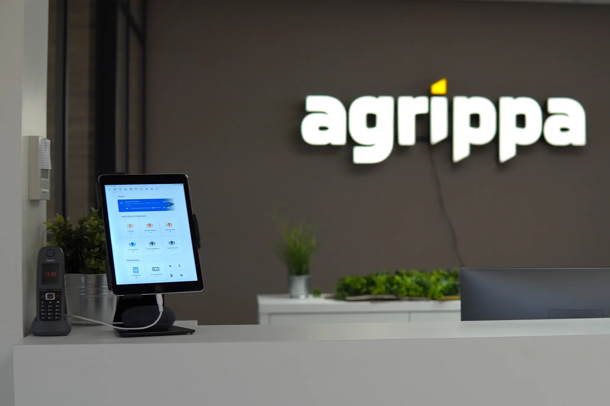 Foto van de iPad op de balie waarop Home Assistant geïnstalleerd staat. Vanaf hier kunnen werknemers de slimme apparatuur bedienen