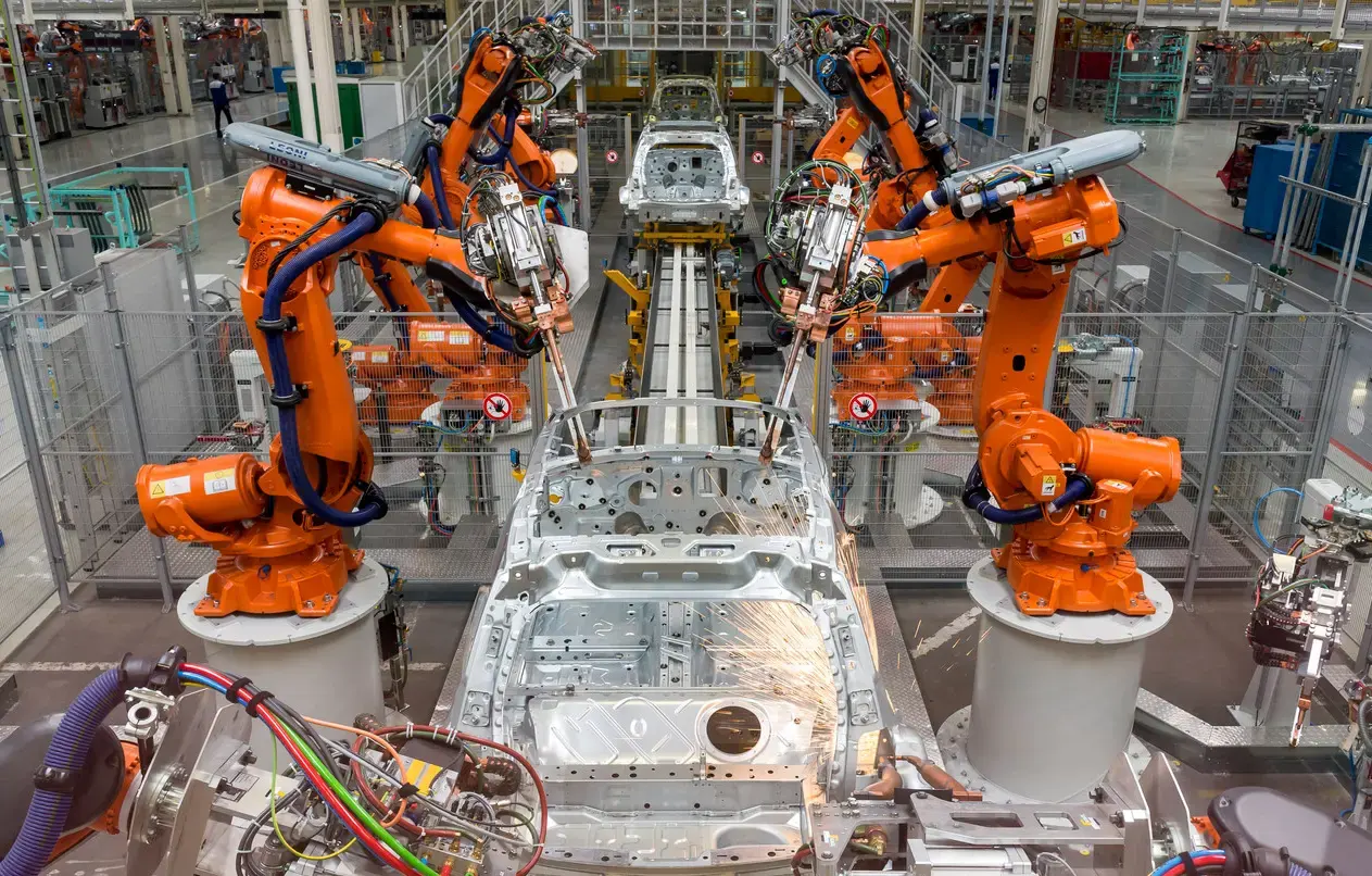 Sfeerfoto van VDL waarop een auto gemaakt wordt door robots